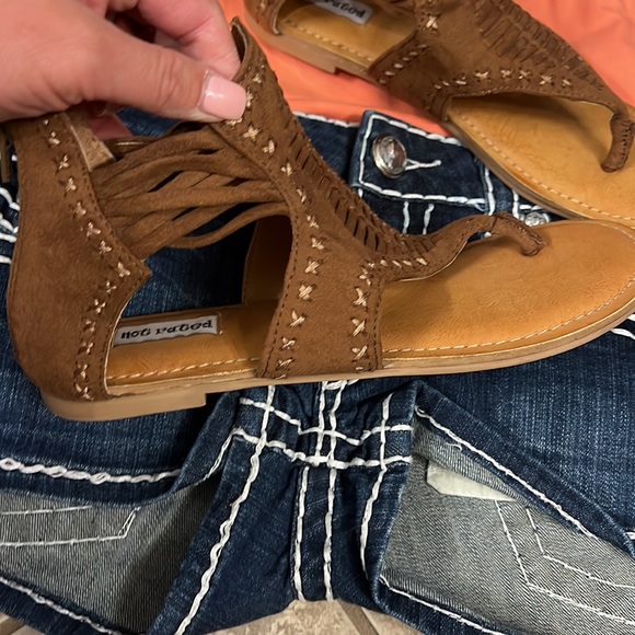 Brand new sandals with beautiful detail - Picture 2 of 4